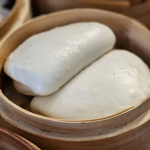 hree buns in a bamboo basket