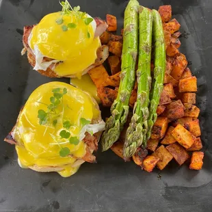 Eggs Benedict with spicy potatoes
