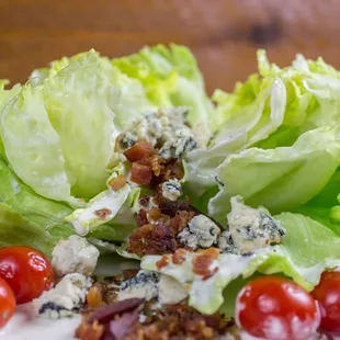 lettuce with bacon, tomatoes and blue cheese