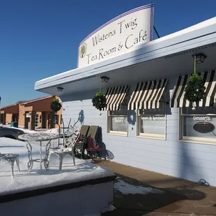 the outside of a restaurant