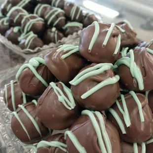 Available at Christmas, our light and fluffy mint frappe center in milk or dark chocolate.