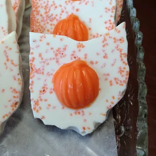 White chocolate molded Ohio topped with a pumpkin