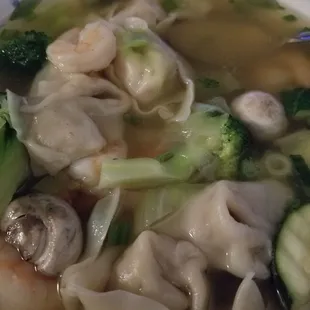 Wok &amp; Roll: the best shrimp wonton soup!!!