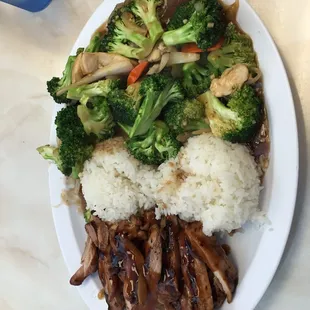 Dinner combo of chicken teriyaki and chicken &amp; broccoli. Very generous portions for the price &amp; very good!