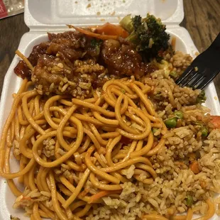 No broccoli beef all noodles. My son's plate looks the same . Please fire that guy.