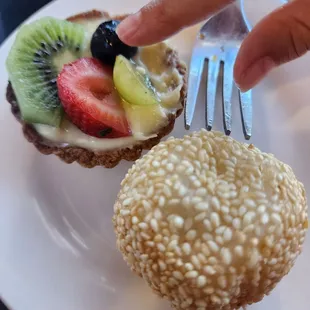Fruit tart and sesame brown bean ball