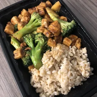 Cantonese broccoli with tofu and whole-grain rice