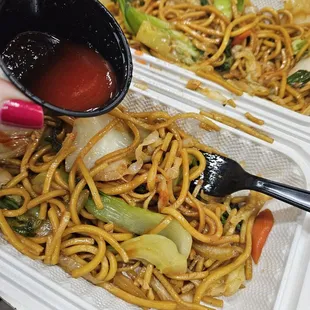 I ordered chicken with vegetables and added a little spicy and sweet sauce.