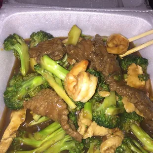 Chicken &amp; Broccoli (minus carrots &amp; onions) ...added beef &amp; shrimp for only $2.50 more!  Hot &amp; fresh. Tasty... a little too much sauce tho