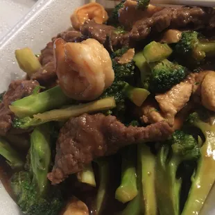 Chicken &amp; Broccoli (minus carrots &amp; onions) ...added beef &amp; shrimp for only $2.50 more!  Hot &amp; fresh. Tasty... a little too much sauce tho