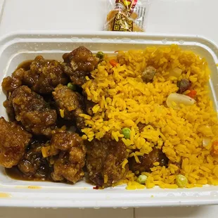 C6. General Tso&apos;s Chicken Combo Plate