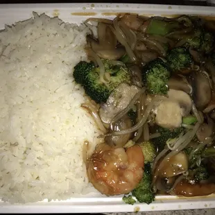 Shrimp and broccoli combination add mushrooms and bean sprouts (mine) soooo good!!!