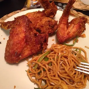 Fried chicken wings and veggie lo mein