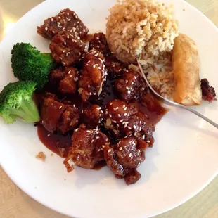 I ordered sesame chicken off the lunch special. Pretty good. Comes w and egg roll, rice, and a choice of soup. Also got hot tea!