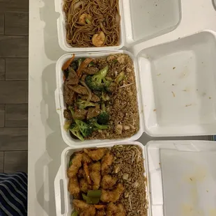 Shrimp lo mein, beef and broccoli and General Tsao&apos;s chicken