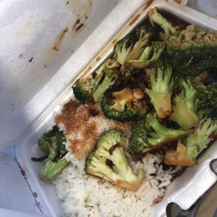 Broccoli with garlic sauce and white rice