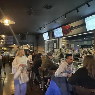 a crowd of people sitting at a bar