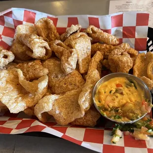 Chicharrones y queso