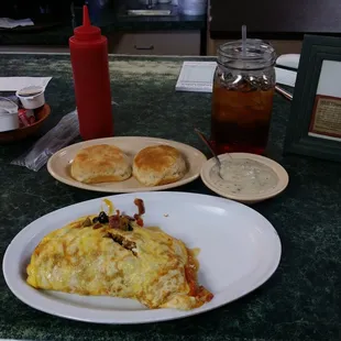 Western Omlett,  biscuits and gravy,  and sweet tea!  Yummy! !!!!