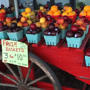 Yummy baskets of fruit!!