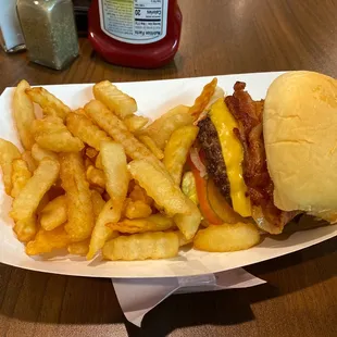 Bacon cheeseburger with fries