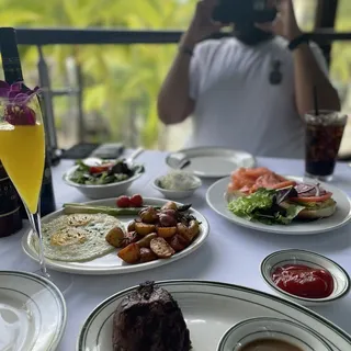 Steak & Eggs - Petite Filet Mignon