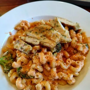 Wolfpack mac and cheese with chicken, hot sauce, and broccoli