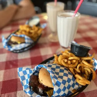 Sinle Patty Burger  Strawberry Malt Curly Fries