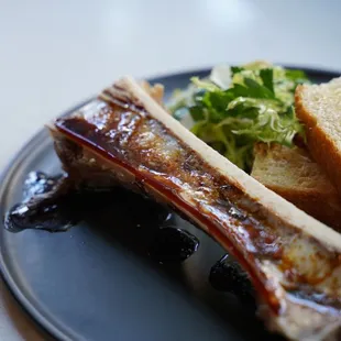 a plate of meat and bread