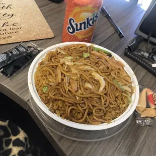 Chicken Lo Mein lunch special.. yummy.. $6.50 ish