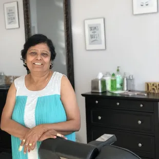 Threader and Henna artist with experience of 30 years.