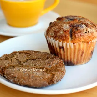 Cardamom Ginger Cookie ($2.75, quite sweet) and Blueberry Muffin ($4, just ok)