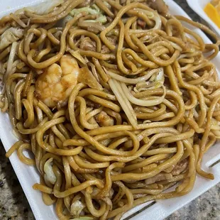 Wong's Deluxe Chow Mein