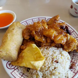General tso lunch plate. Sweet and garlicky. If you like it hot I'd ask for extra heat but it was perfect for me.