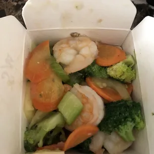 Shrimp with vegetables in white garlic sauce