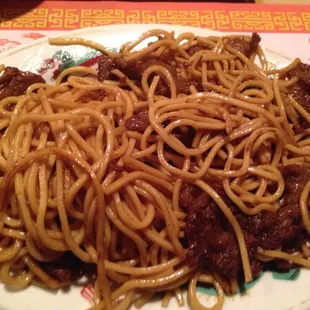 Beef lo mein. No veggies except scallions. $6.95