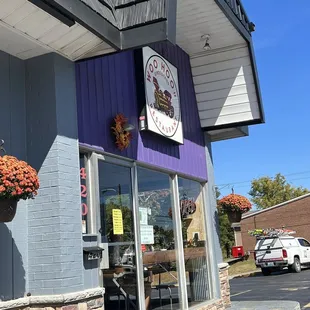 the outside of a restaurant
