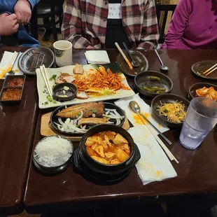 Only 2 people actually have food. The other 4 are left just waiting because the waiter forgot to add in the order.