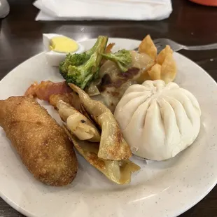 Egg Roll (1) pork bun, pot stickers, Crab Rangoon (10)