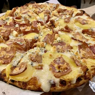 #5/Bacon-Potato (Bechamel, Bacon, Potato, Mozzarella, Gorgonzola, $29)- 4/5 stars