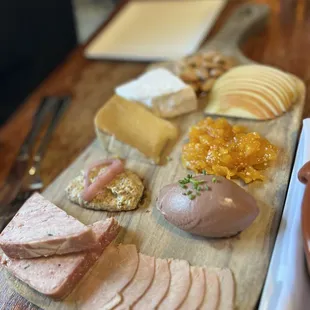 a platter of meat and cheeses