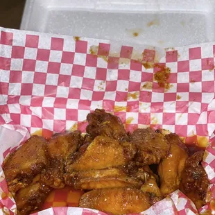 Best food spot in Lee County!! Owners are amazing people!! These hot wings are delicious!!