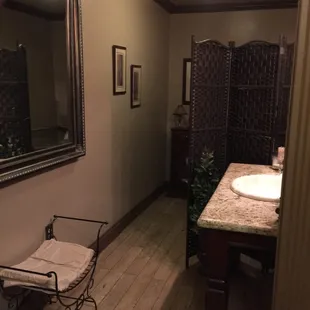 Ladies room. Had Bath and Bodyworks products at the vanity to freshen up with, hairspray, and complimentary sanitary products. Nice touch.