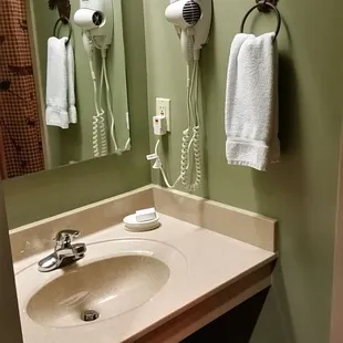 2nd sink outside the full bath