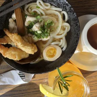 Nabeyaki udon, ginger tea, thaitea lemonade