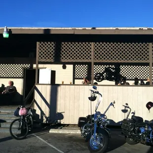 a row of motorcycles parked in front of a restaurant