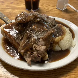 a plate of meat and mashed potatoes