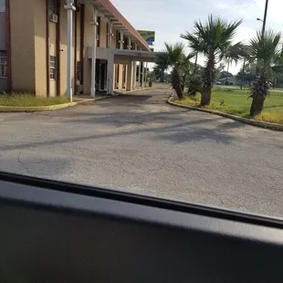 Zoom in! The place appears abandoned when you enter the driveway.