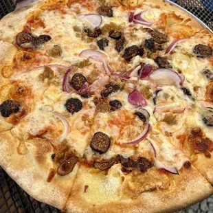 Fig, sausage, Brie and red onion pizza