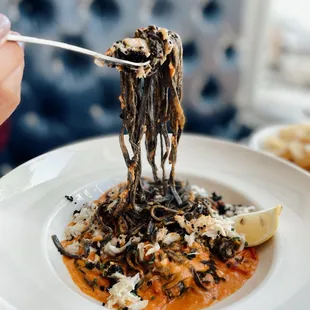 Pasta lift of the squid ink linguine